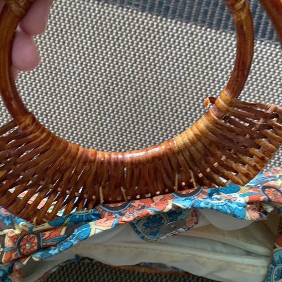 Light summer purse flower details wicker handle - Picture 4 of 11